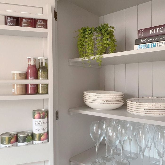 How to decorate kitchen shelves