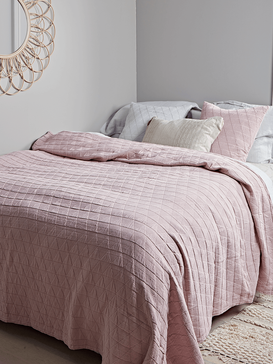 

Soft Geometric Bedspread - Blush