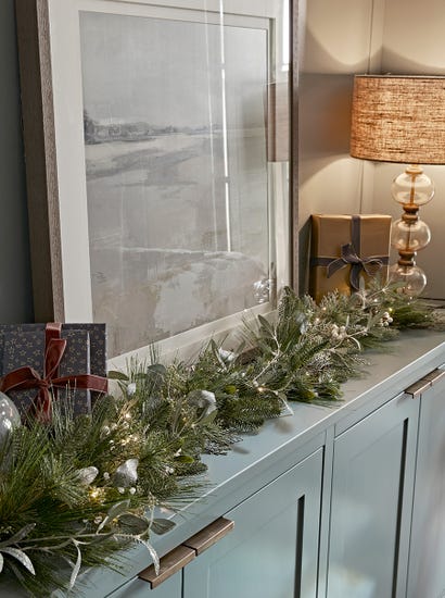 Mistletoe & Pine Pre-Lit Garland