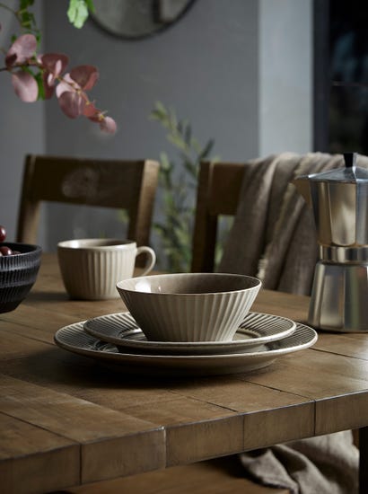 Akia Dinnerware