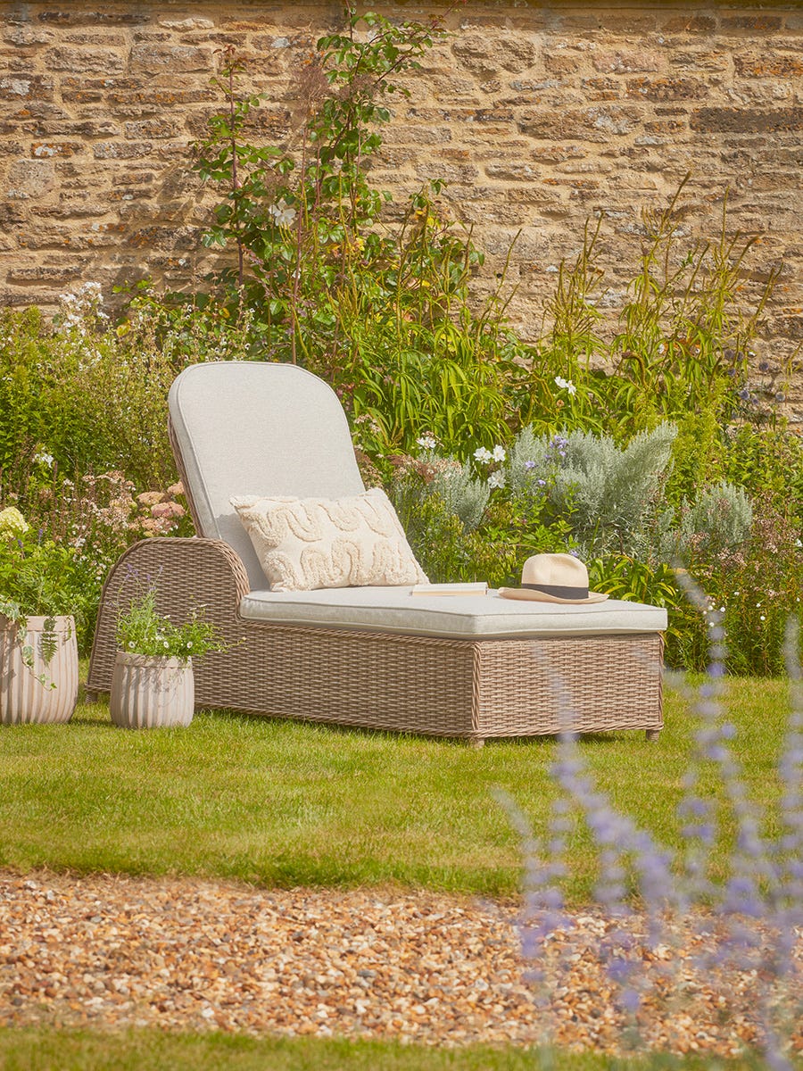 Loungers shop and daybeds